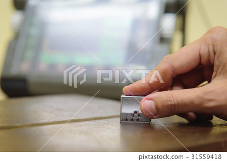 Inspector use ultrasonic testing machine Inspector use ultrasonic testing machine 31559418