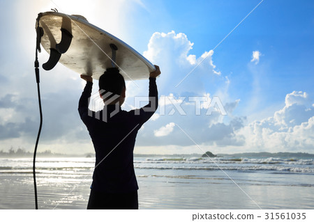 young woman surfer withsurfboard ready to surf 31561035