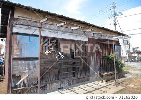 被遺棄的房屋在新興的住宅區 31562020