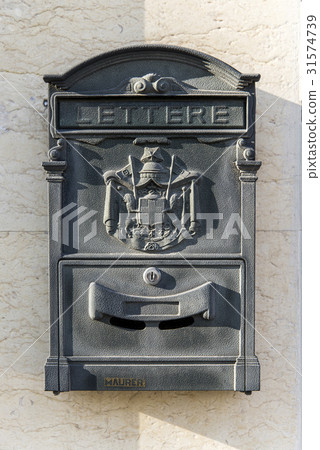 西班牙的郵箱貼在牆上 31574739