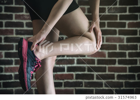 her ankle injured in gym fitness exercise training 31574963