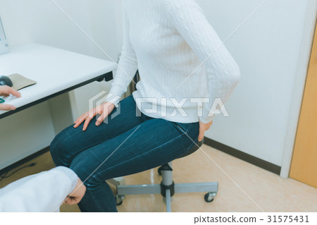 腰痛 背痛 下背疼痛 31575431