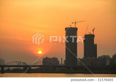 首爾漢江龍山區龍山大橋施工現場 首爾漢江龍山區龍山大橋施工現場 31576085