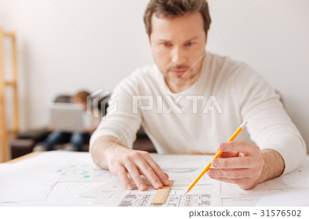 Attentive bearded man looking at the graph Attentive bearded man looking at the graph 31576502