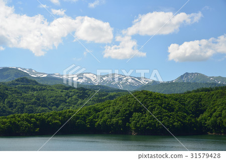 初夏和岩層清爽的奧州湖 初夏和岩層清爽的奧州湖 31579428