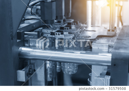The operation of plastic bottle  blowing machine  31579508