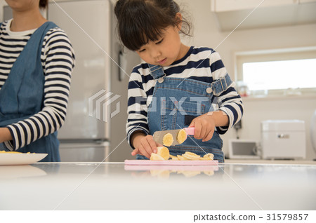 Cooking with parents and children Cooking with parents and children 31579857