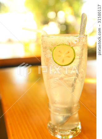 lemonade with cut lemon circle in glass lemonade with cut lemon circle in glass 31580117