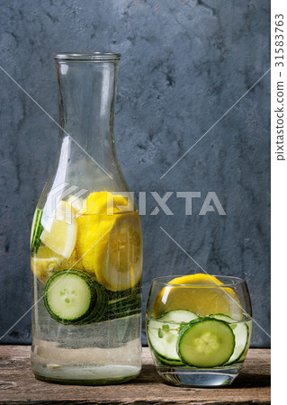 Citrus cucumber sassy water 31583763