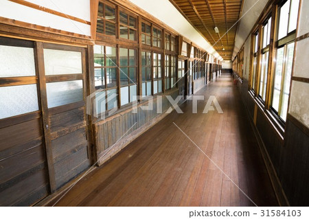 School hallway 31584103