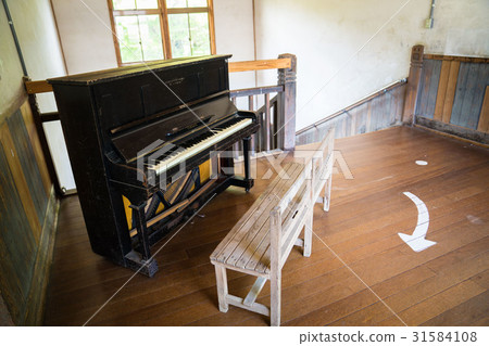 School piano 31584108