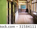 Blackboard in the back of the school corridor 31584111