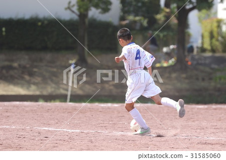 Boy football 31585060