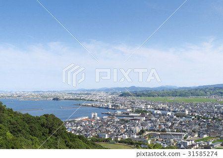 A town with a harbor 1 31585274