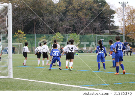 Boy football 31585370