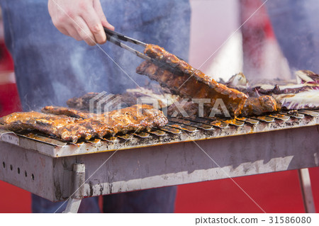 Chef bbq grilled pork ribs on smoke Chef bbq grilled pork ribs on smoke 31586080