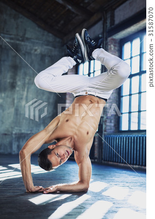 Young man break dancing Young man break dancing 31587070