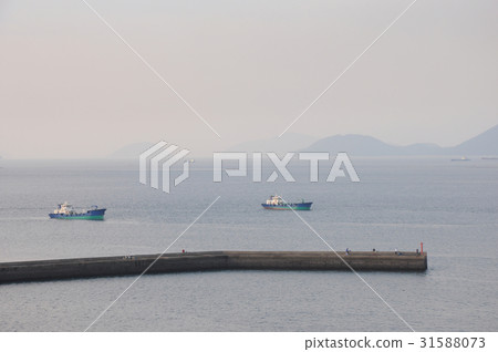 The sea where the ship floats The view of the Seto Inland Sea 31588073