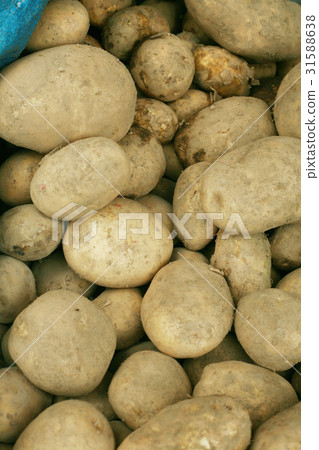 potatoes raw vegetables food pattern in market 31588638