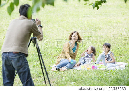 拍一張紀念照片的家庭 31588683