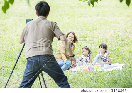 拍一張紀念照片的家庭 31588684