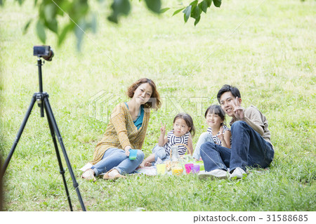 拍一張紀念照片的家庭 31588685