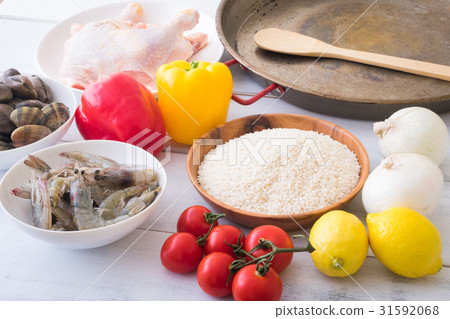 ingredients for paella 31592068