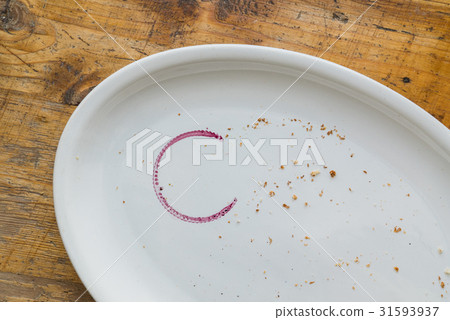 empty plate with wine stain empty plate with wine stain 31593937
