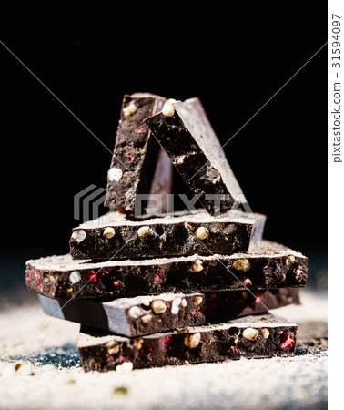 raw chocolate with quinoa 31594097