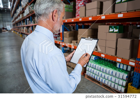 Worker holding clibpoard 31594772