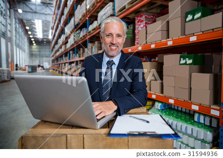 Business man looking the camera 31594936