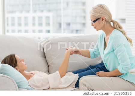 Theaparist holding woman hand 31595355