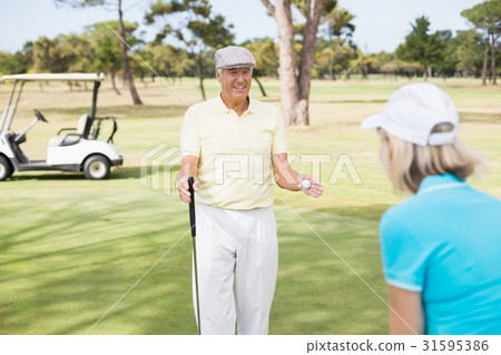 Mature golfer couple 31595386