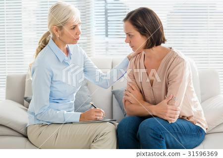 Woman listening to therapist Woman listening to therapist 31596369