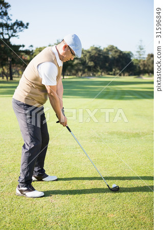 Golfer preparing his shot 31596849
