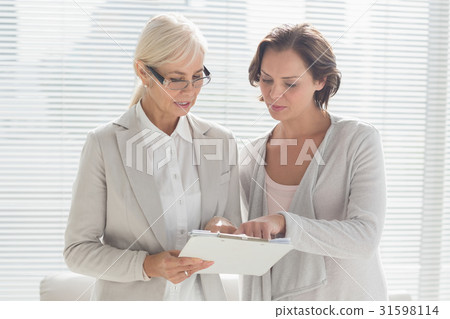Woman with therapist reading notes 31598114