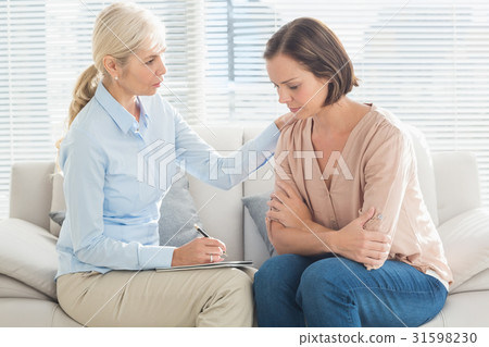 Therapist talking to patient 31598230