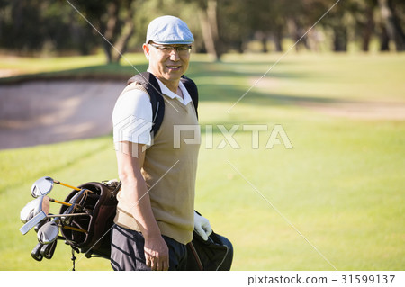 Sportsman posing with his golf bag 31599137