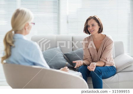 Woman talking to therapist 31599955