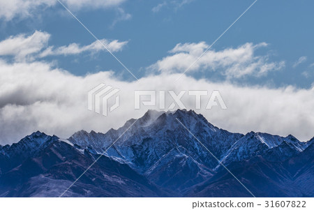 peak of snowcapped mountain 31607822