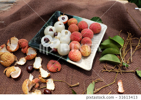 plate of fruit, litchi with juicy pulp plate of fruit, litchi with juicy pulp 31613413