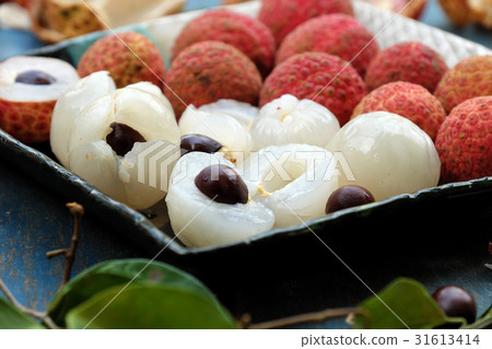 plate of fruit, lychee with juicy pulp plate of fruit, lychee with juicy pulp 31613414