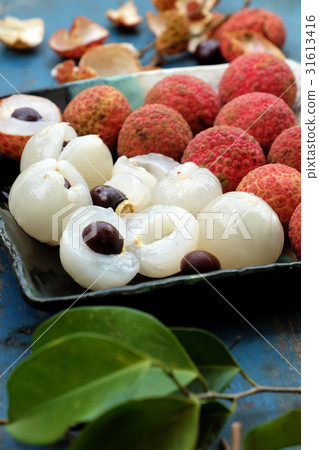 plate of fruit, lychee with juicy pulp plate of fruit, lychee with juicy pulp 31613416