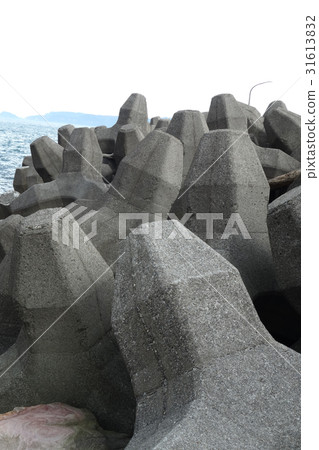 海岸邊的防波堤,消波塊 海岸邊的防波堤,消波塊 31613832