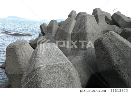 海岸邊的防波堤,消波塊 海岸邊的防波堤,消波塊 31613833