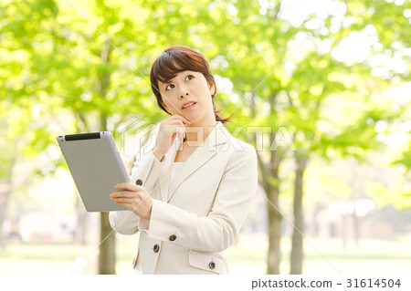 有片劑終端的女商人 31614504