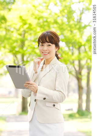 有片劑終端的女商人 31614505