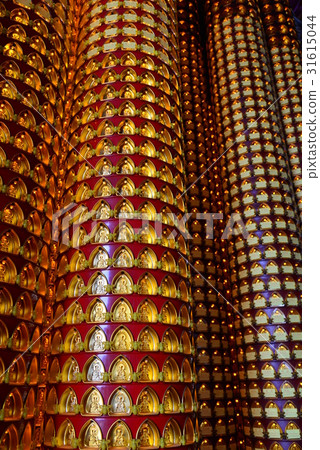 光明燈 點燈 廟裡 寺廟 廟宇 神 神明 拜拜 虔誠 祈福 平安 安太歲 新年 春節 許願 光明燈座 31615044