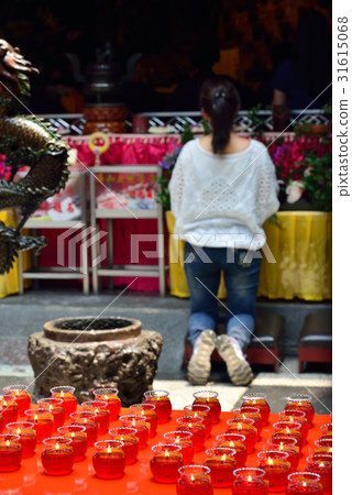廟裡 寺廟 廟宇 神 神明 拜拜 跪拜 虔誠 光明燈 祈福 平安 點燈 安太歲 新年 春節 許願 31615068