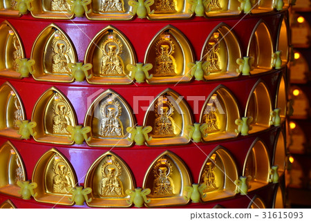 光明燈 點燈 廟裡 寺廟 廟宇 神 神明 拜拜 虔誠 祈福 平安 安太歲 新年 春節 許願 光明燈座 31615093